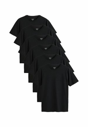 Seks ensfarvede sorte T-shirts med korte ærmer og rund hals, stablet i en let skrå bunke på en hvid baggrund.