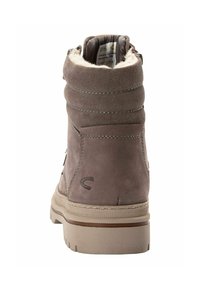 Braune Wildleder-Ankle-Boots mit einem weichen Innenfutter, gepolstertem Kragen und Gummisohle. Verfügt über genähte Details und einen Logo-Akzent an der Seite.