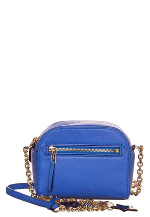 Sac bandoulière en cuir bleu avec poche zippée à l'avant, bandoulière chaîne dorée et logo Karl Lagerfeld embossé sur le devant.