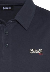 Camiseta polo de color navy hecha de tejido acanalado, con cuello, tapeta de tres botones y logo bordado "Schott N.Y.C." en blanco y rojo.