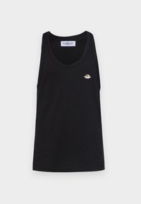 Mustaan tank-top, joka on valmistettu puuvillasta ja jossa on pyöreä kaula-aukko sekä pieni brodeerattu logo vasemmassa rinnassa. Sujuva tekstuuri, olkaimeton muotoilu.