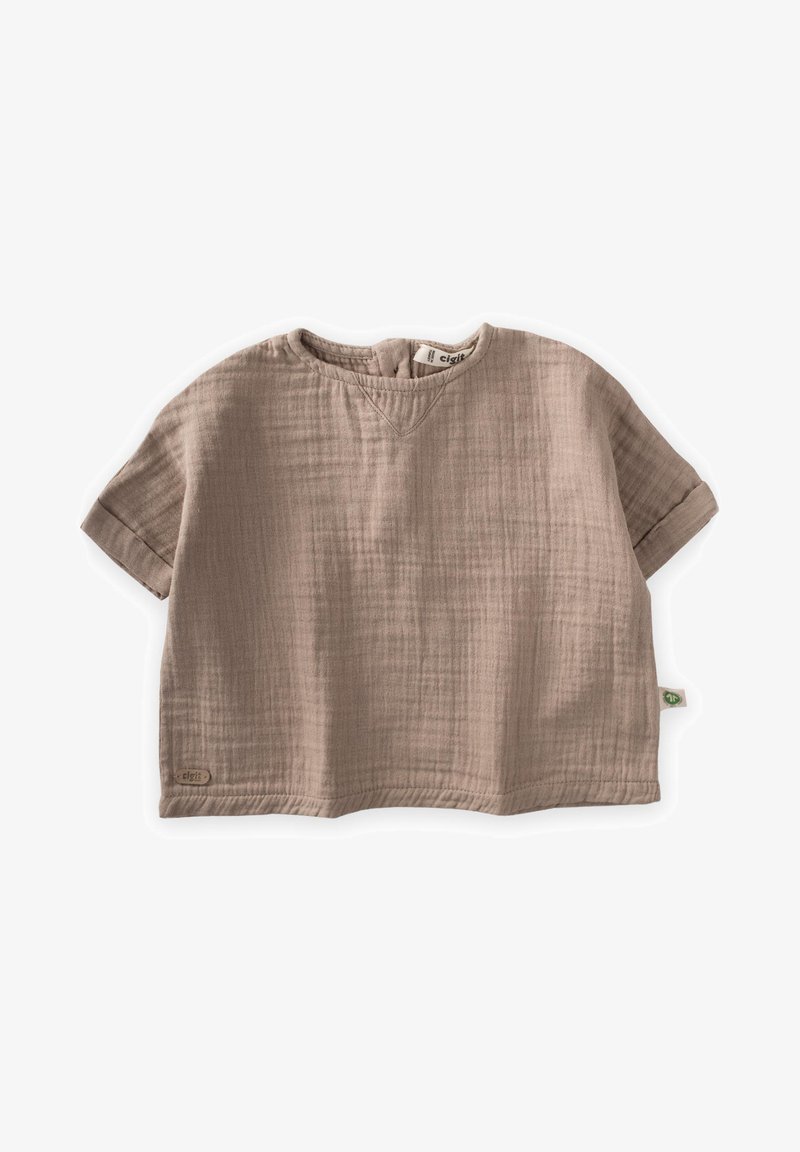 Krátky rukáv béžový top vyrobený z textúrované bavlny, s okrúhlym výstrihom, jemnými švovými detailmi a malou logo nálepkou na leme.