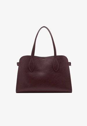 Sac à main en cuir marron foncé avec deux longues poignées et une forme rectangulaire structurée sur fond blanc.
