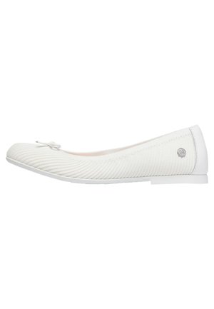 Ballerine bianche in tessuto texturizzato, con punta rotonda, piccolo dettaglio a fiocco e suola in gomma piatta. Presentano un logo sottile sul lato.