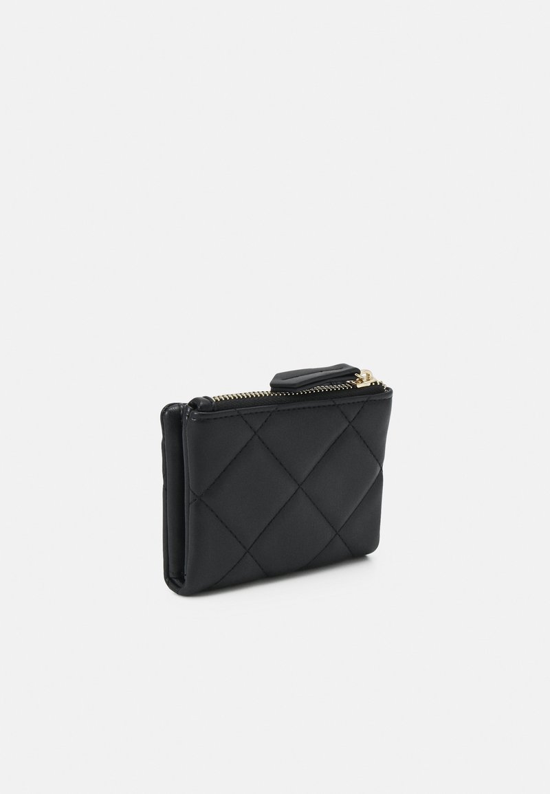 Portefeuille noir matelassé avec fermeture éclair et quincaillerie dorée. Texture lisse, forme rectangulaire, design minimaliste, taille compacte.