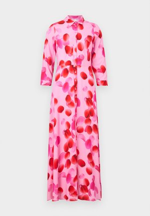 Roze maxi-jurk met lange mouwen, een kraag en een knoopsluiting aan de voorkant, met een abstract patroon van rode en roze bloemblaadjes.