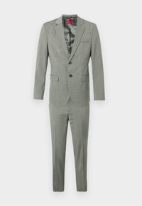Ανοιχτό γκρι κοστούμι με γαζί, μονόκουμπο σακάκι και παντελόνι με επίπεδο μπροστινό μέρος. Φτιαγμένο από υφάσμα με υφή και λείες επενδύσεις.