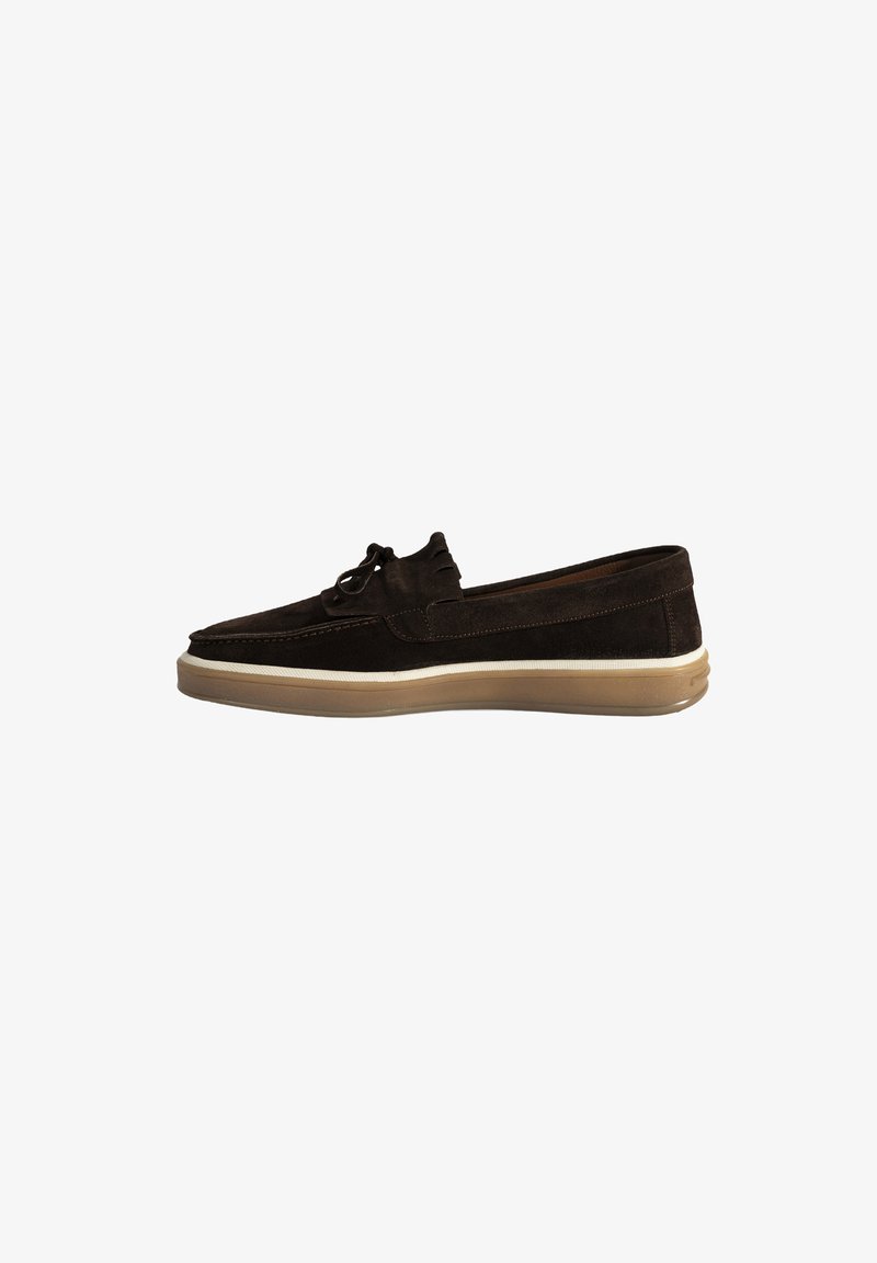 Braune Wildleder-Loafers mit Gummisohle, dekorativen Senkeln und niedrigem Profil, die klare Linien und ein einfaches Design präsentieren.