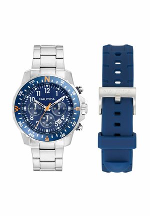 Nautica-Uhr mit blauem Zifferblatt, silbernem Edelstahlarmband, orangefarbenen Akzenten und drei Unterzifferblättern. Enthält ein blaues Silikonarmband.