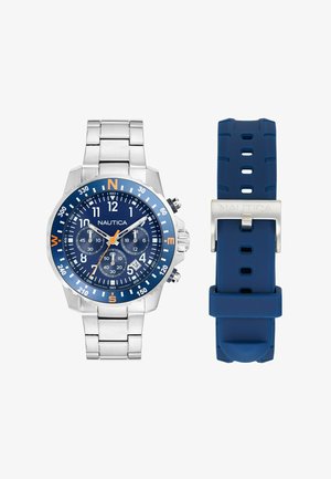 Nautica-Uhr mit blauem Zifferblatt, silbernem Edelstahlarmband, orangefarbenen Akzenten und drei Unterzifferblättern. Enthält ein blaues Silikonarmband.