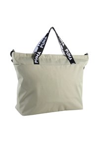 Bolsa tote de color gris claro con tela texturizada, que presenta asas con el logotipo de PUMA en negro y un diseño espacioso para opciones de transporte versátiles.