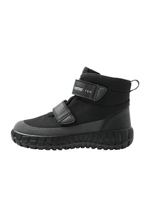 Juodas ir pilkas žiemos batas su dviem Velcro diržais, tekstūruota padu ir užtrauktuku gale. Reima TEC ženklas ant viršutinio diržo.