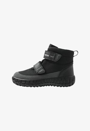 Bota de inverno preta e cinza com duas faixas de velcro, sola texturizada e alça na parte de trás. Marca Reima TEC na faixa superior.