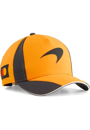 Casquette de baseball orange vif et gris foncé avec un logo noir incurvé à l’avant et un écusson avec le logo Mastercard sur le côté.