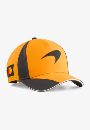 Casquette de baseball orange vif et gris foncé avec un logo noir incurvé à l’avant et un écusson avec le logo Mastercard sur le côté.
