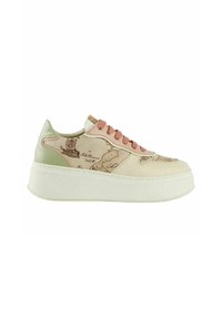Sneaker platform con una toma beige chiaro e stampa cartografica, dettagli in verde pastello e lacci rosa. Suola bianca spessa.