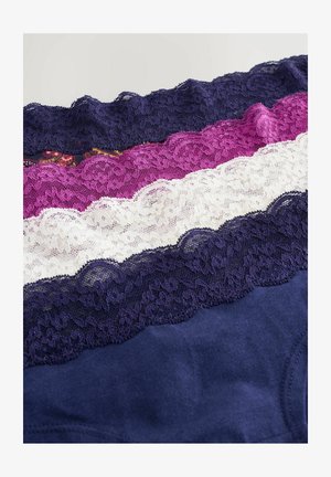 Nohavičky s čipkovým lemovaním v námořní modrej, fuksiovej, bielej a kráľovsky modrej farbe. Štyri dizajny obsahujú strih s vlnitým čipkovým okrajom a kvetinovými vzormi spolu s hladkým materiálom.