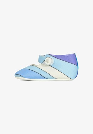 Jasnoniebieskie buty z tkaniny białe z zaokrąglonym noskiem, ukośnymi niebieskimi paskami oraz pojedynczym zapięciem na rzep z dekoracyjnym guzikiem.