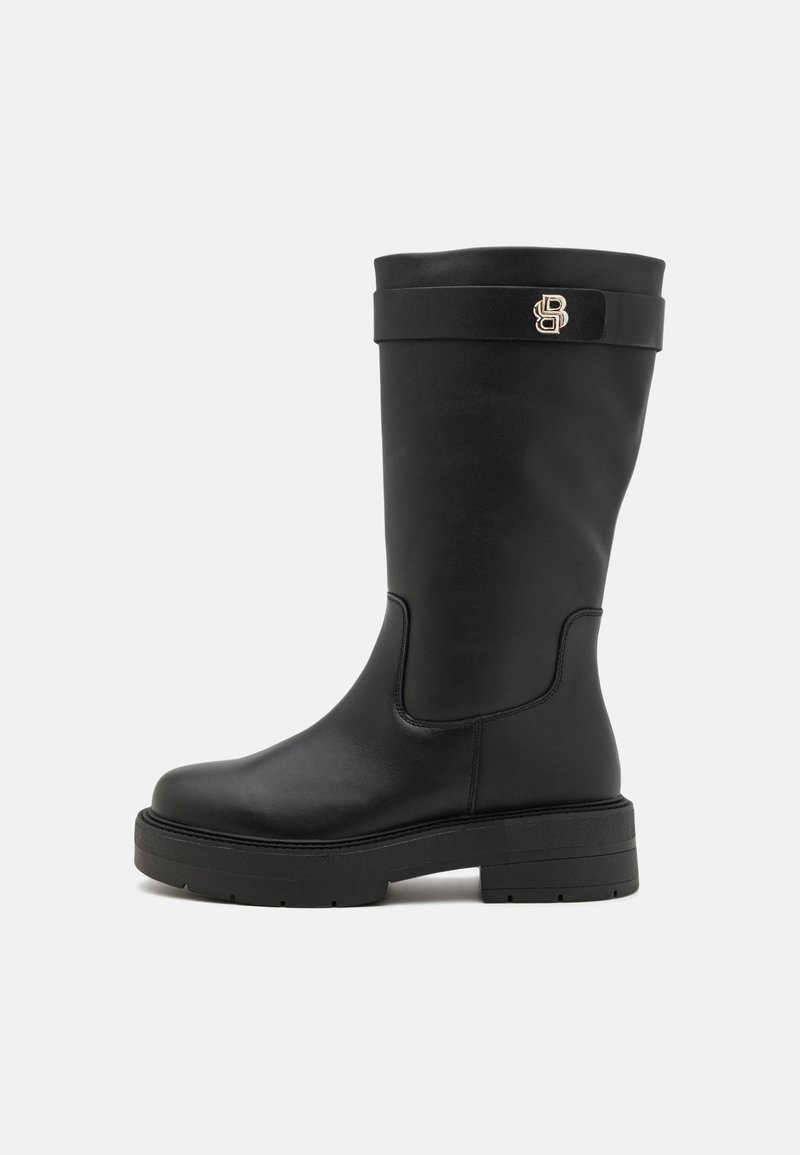 Μαύρες μπότες μέχρι το γόνατο με λεία δερμάτινη επιφάνεια, χοντρή σόλα και διακοσμητική λωρίδα με χρυσό λογότυπο.