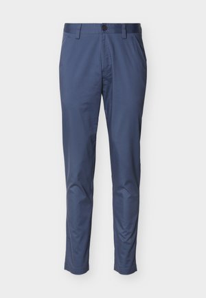 Schmal geschnittene, dunkelblaue Herrenhose für den Freizeitstil mit Knopfverschluss, Gürtelschlaufen und Seitentaschen, auf weißem Hintergrund dargestellt.