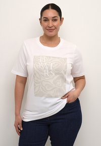 Witte katoenen t-shirt met korte mouwen, voorzien van een grote, lichtbeige bloemenafbeelding en het woord "FLOWERS" in witte letters op de voorkant.
