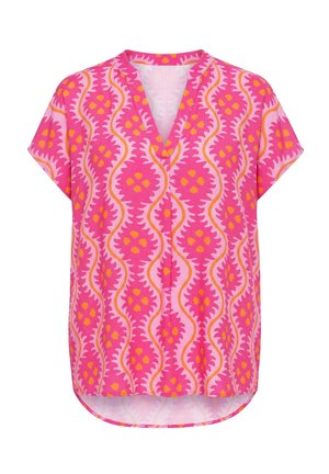 Roze blouse met korte mouwen, oranje en lichtroze geometrisch bloemenpatroon en V-hals, iets langere achterzoom.