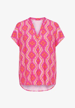Růžová halenka s krátkými rukávy s oranžovým a světle růžovým geometrickým květinovým vzorem a výstřihem do V, s mírně delším zadním lemem.