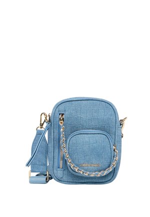 Kleine hellblaue Umhängetasche mit gesteppter Textur, vordere Reißverschlusstasche, goldene Kettendetails und verstellbarer Träger, Marke Carlo Colucci.