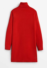 Rode gebreide coltrui jurk met lange mouwen, geribbelde textuur en een hoge kraag, met een ontspannen pasvorm en een lengte tot halverwege de dij.