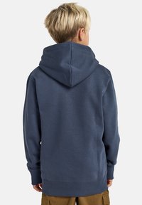 Felpa con cappuccio blu navy, in misto cotone, dotata di tasca a marsupio, polsini e orlo a coste, con una finitura liscia al tatto.