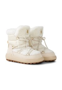 Białe zimowe buty wyściełane futerkiem, z kremową, teksturowaną powierzchnią, sznurowane, z złotymi akcentami i gumową podeszwą zapewniającą przyczepność.