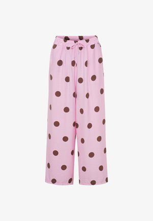 Løse lyserøde pyjamasbukser med brune prikker, elastisk linning og lyserødt bindebånd foran, vist på hvid baggrund.