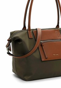 Borsa in nylon verde oliva con accenti in pelle marrone, tasca con zip e doppi manici. Caratterizzata da cuciture bianche e tracolla removibile.