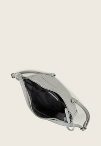 Bolso de cuero gris con una abertura amplia, con un interior negro y hardware minimalista. El diseño incluye una correa para el hombro y cierre de cremallera.