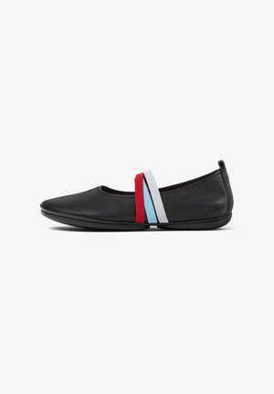 Ballerines en cuir noir avec une semelle plate, dotées d'un bandeau élastique multicolore en rouge, bleu clair et blanc sur le dessus.