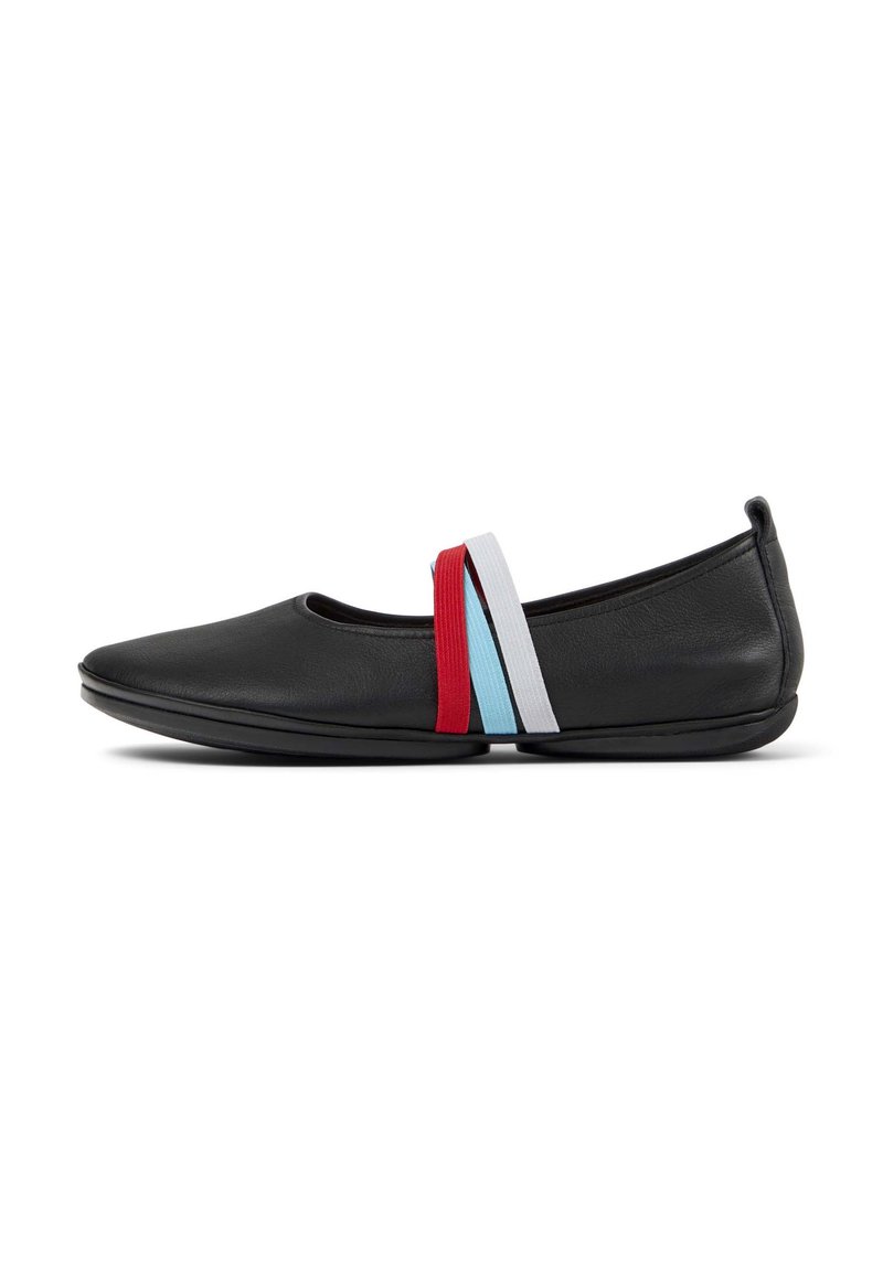 Bailarinas de cuero negro con suela plana, que presentan una banda elástica multicolor en rojo, azul claro y blanco en la parte superior.