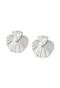 Orecchini in tonalità argento con un design a forma di ventaglio, caratterizzati da una superficie testurizzata e rigata, e una gemma trasparente a forma di cuore nella parte superiore.