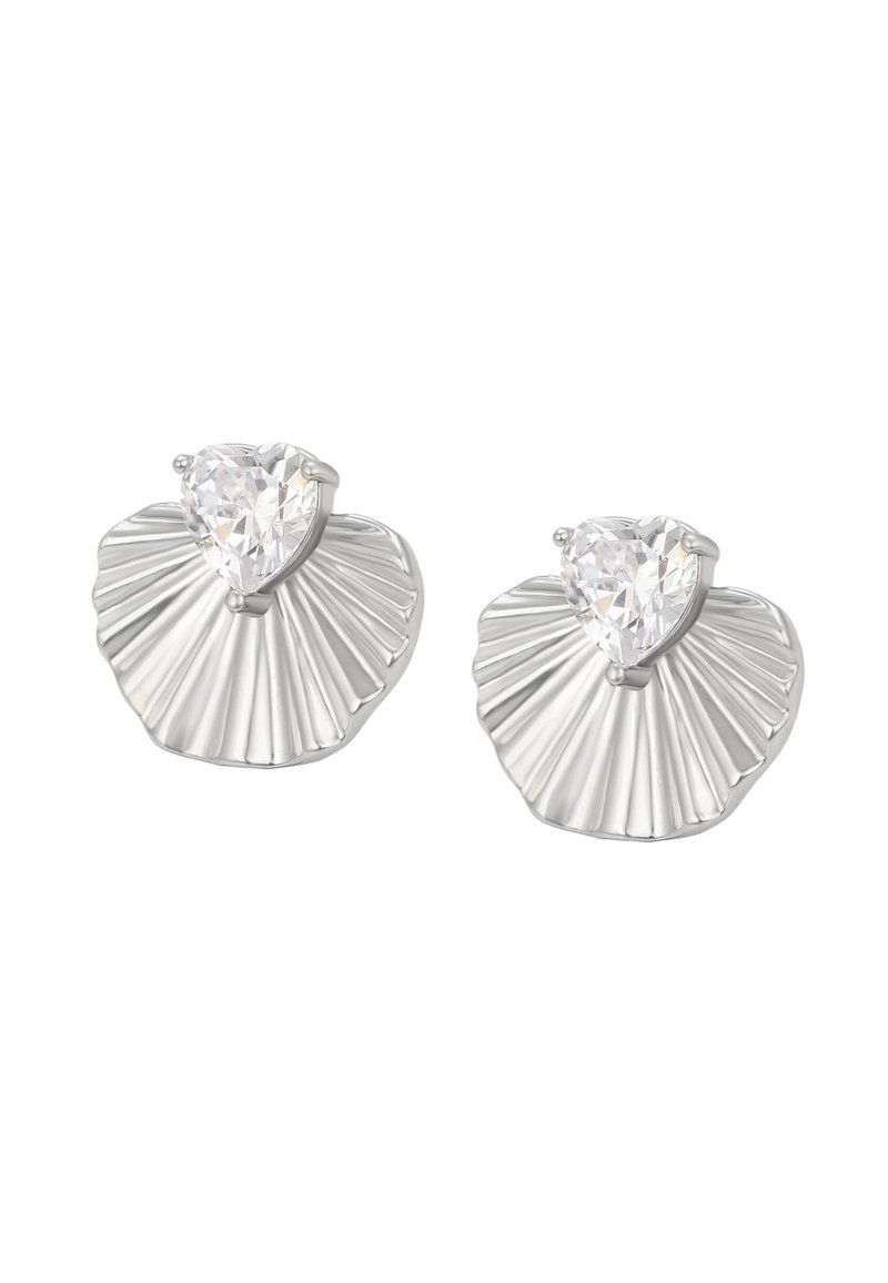 Orecchini in tonalità argento con un design a forma di ventaglio, caratterizzati da una superficie testurizzata e rigata, e una gemma trasparente a forma di cuore nella parte superiore.