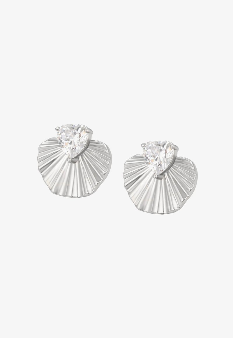 Orecchini in tonalità argento con un design a forma di ventaglio, caratterizzati da una superficie testurizzata e rigata, e una gemma trasparente a forma di cuore nella parte superiore.