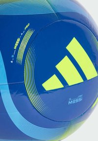 Blauwe en gele voetbal met een gladde, glanzende oppervlakte, gebogen vorm, Adidas-logo en de opdruk "Messi" en "F50."
