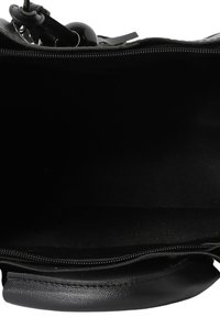 Inredning i en svart läderhandväska med en slät matt yta, dragkedjeslutning och ett rymligt, oforet fack.