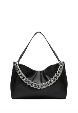 Czarna skórzana torebka na ramię z dużym srebrnym łańcuchem na przodzie i prostym skórzanym paskiem.