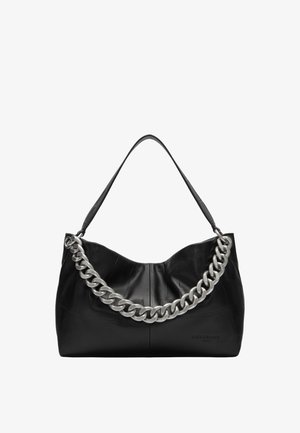Schwarze Leder-Schultertasche mit großer silberner Kettendetailierung auf der Vorderseite und einem einfachen Lederband als Träger.