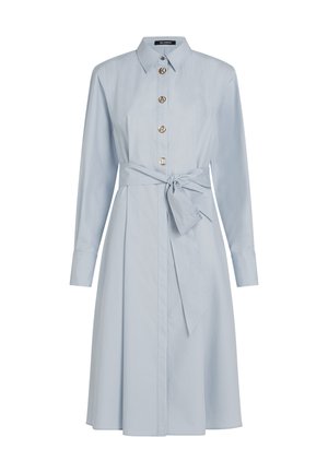 Φόρεμα σε απαλό μπλε χρώμα από λεία ύφασμα, με κουμπωτή μπροστινή πλευρά, μακρύ μανίκι, ζώνη στον τόπο με δέσιμο και φαρδύς μανίκι.