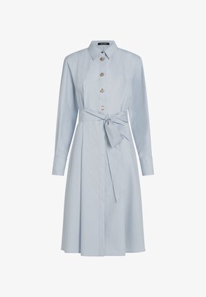 Svetlo modra obleka s kratkimi rokavi, izdelana iz gladkega materiala, z gumbi spredaj, dolgimi rokavi, veznim pasom na pasu in razširjeno krilo.