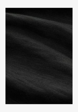 Un tessuto nero con una superficie liscia e leggermente testurizzata, con un leggero luccichio, che presenta morbide ondulazioni e pieghe.