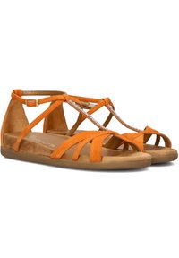 Oranje suède sandalen met gekruiste banden en een glanzende accent. Open teen ontwerp met een platte, beige zool voor comfort. Gespsluiting op de enkelband.