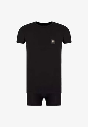 Conjunto de camiseta de manga corta negra y boxers. La tela parece suave con un diseño ajustado. Presenta un pequeño parche con el logotipo en el pecho de la camiseta.