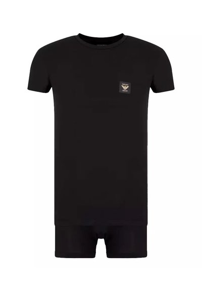 Set di t-shirt a maniche corte e boxer neri. Il tessuto appare liscio con un design aderente. Presenta una piccola etichetta con logo sul petto della t-shirt.