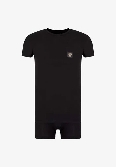 Set di t-shirt a maniche corte e boxer neri. Il tessuto appare liscio con un design aderente. Presenta una piccola etichetta con logo sul petto della t-shirt.